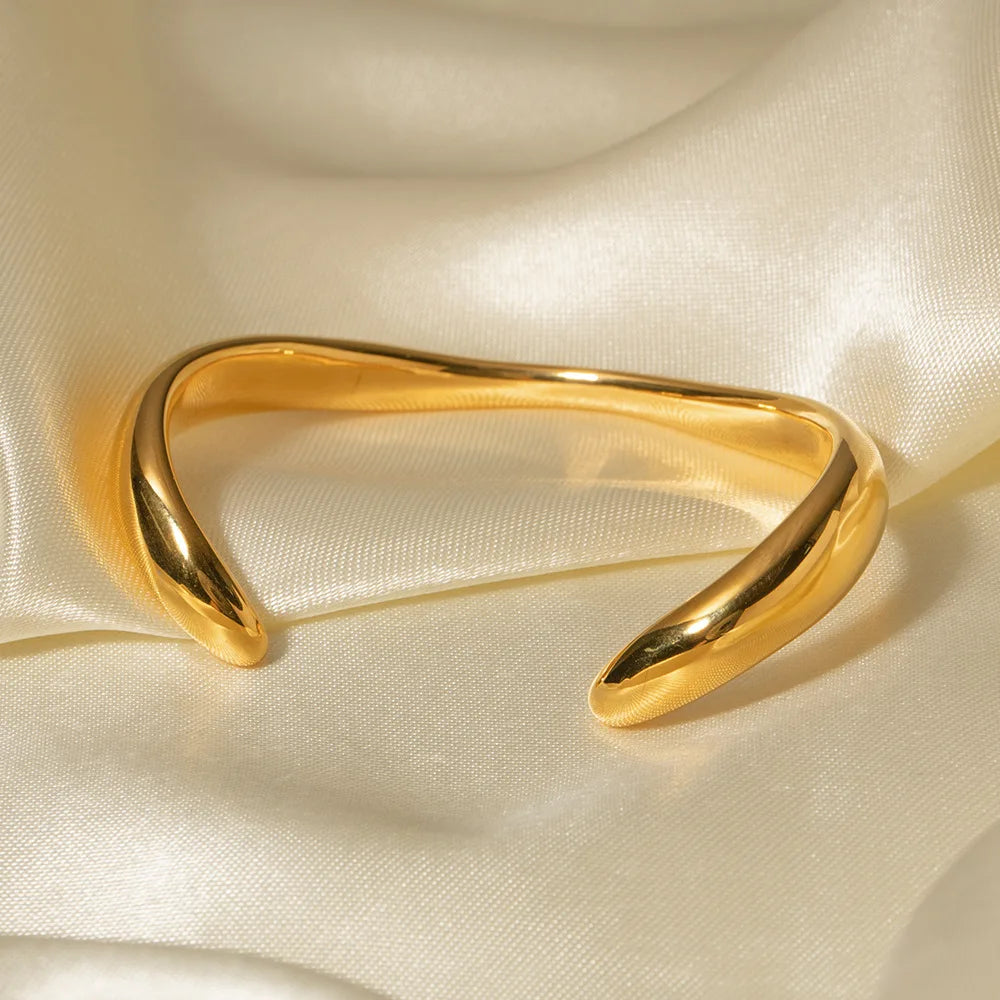 Curve Hand Cuff Bracelet